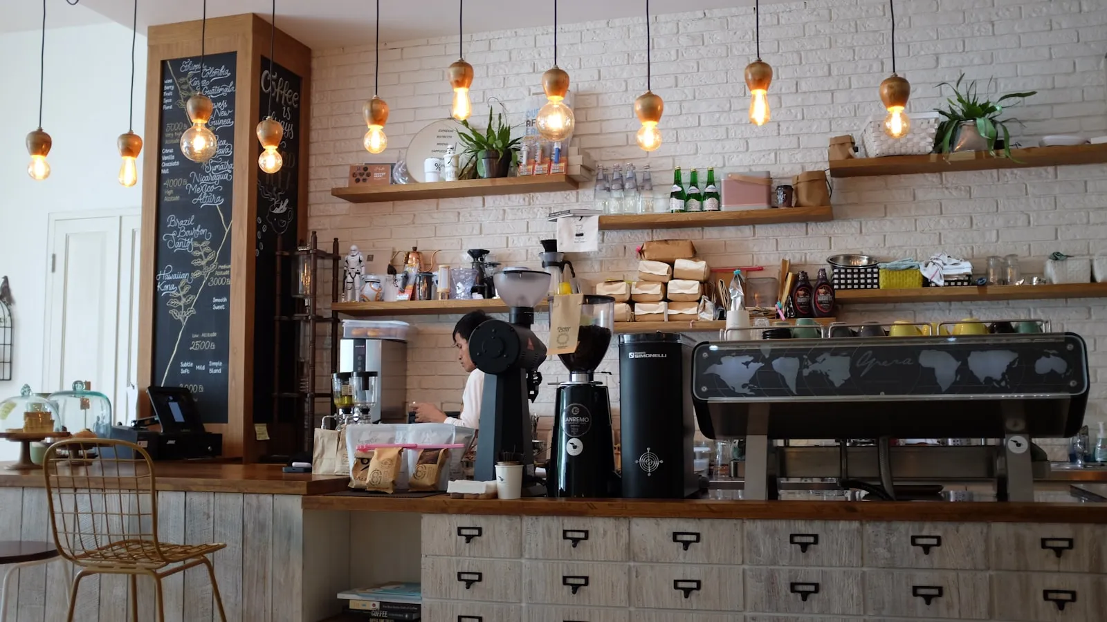 Barra de café de madera clara