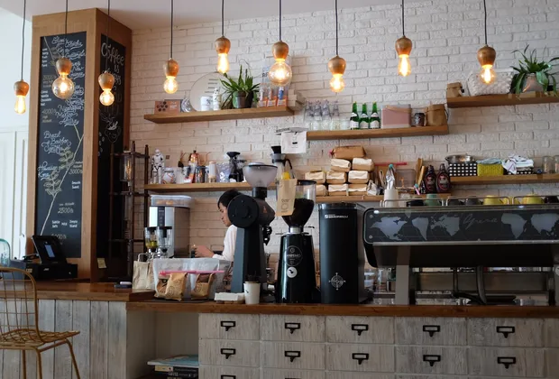 Barra de café de madera clara